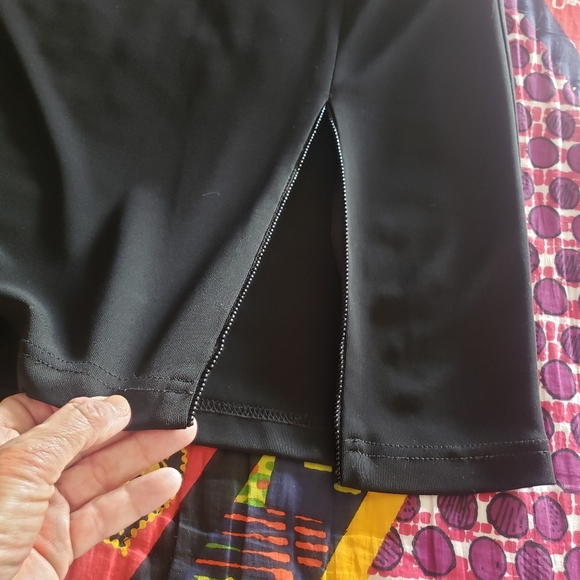 Black Bebe skirt with slit - Picture 3 of 4